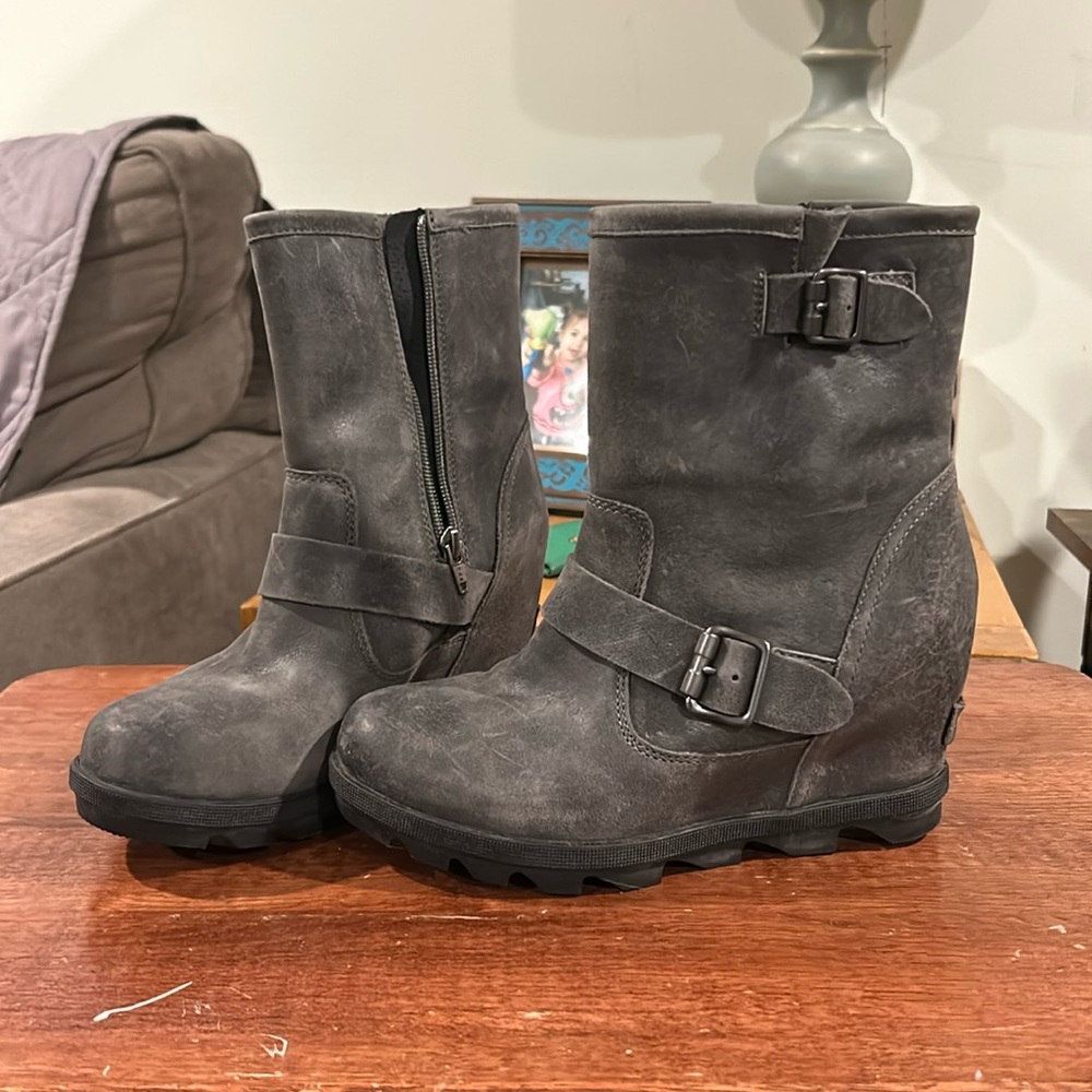 Distressed gray waterproof Sorel boots size 7 great pre loved condition